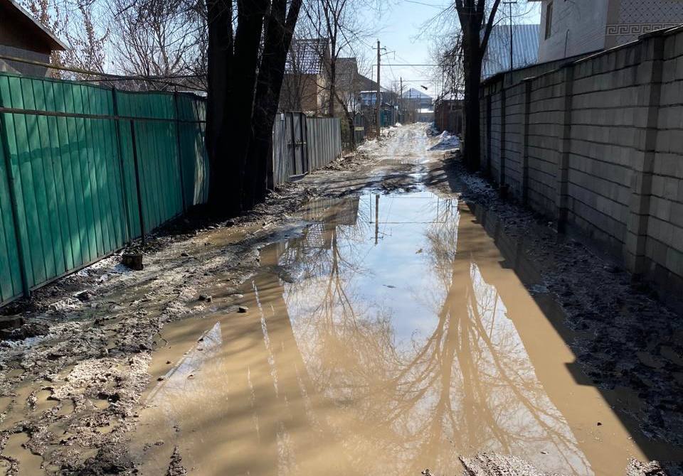 "Тізеден балшыққа батасың": Алматының шеткі аудандарында жол жөнделе ме