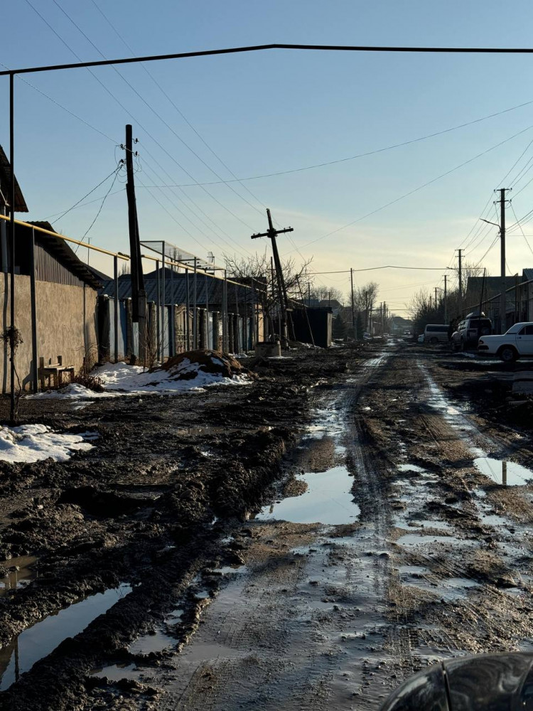 "Тізеден балшыққа батасың": Алматының шеткі аудандарында жол жөнделе ме