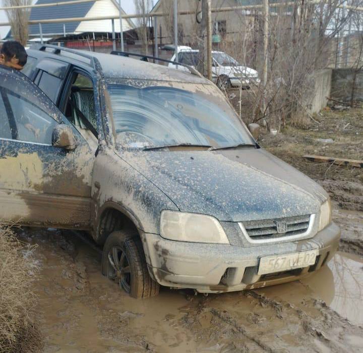 "Тізеден балшыққа батасың": Алматының шеткі аудандарында жол жөнделе ме