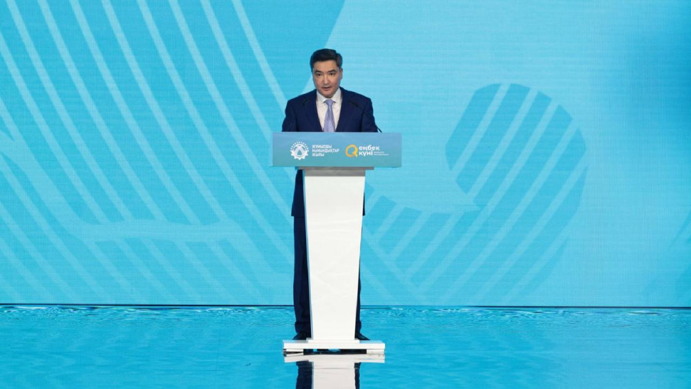 Еңбек күні: Олжас Бектенов Президент атынан жұмысшы мамандық өкілдерін марапаттады