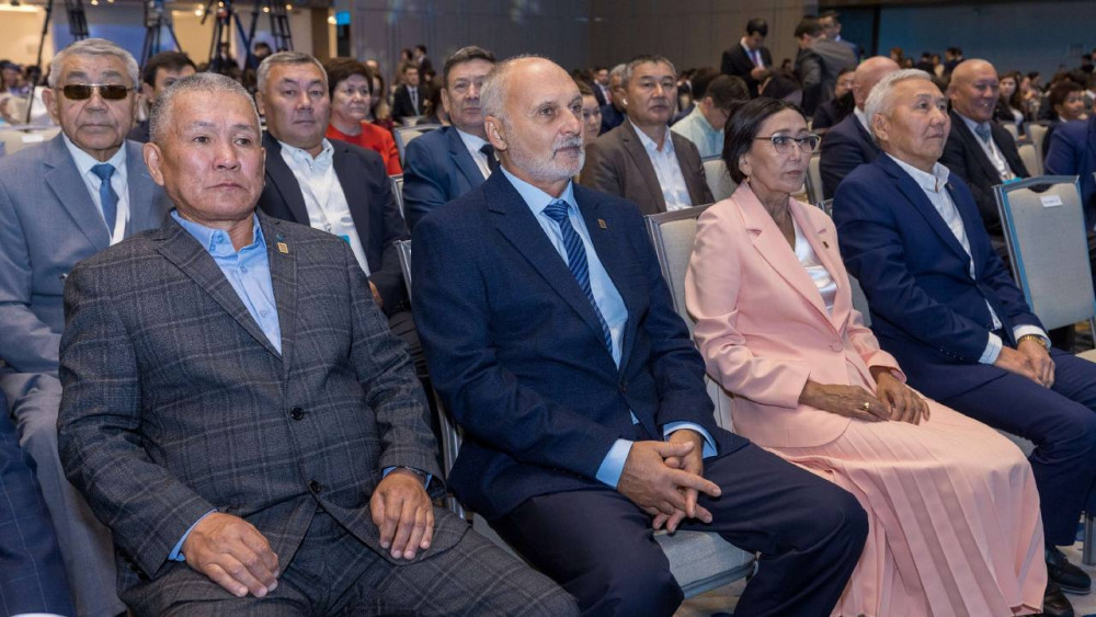 Еңбек күні: Олжас Бектенов Президент атынан жұмысшы мамандық өкілдерін марапаттады