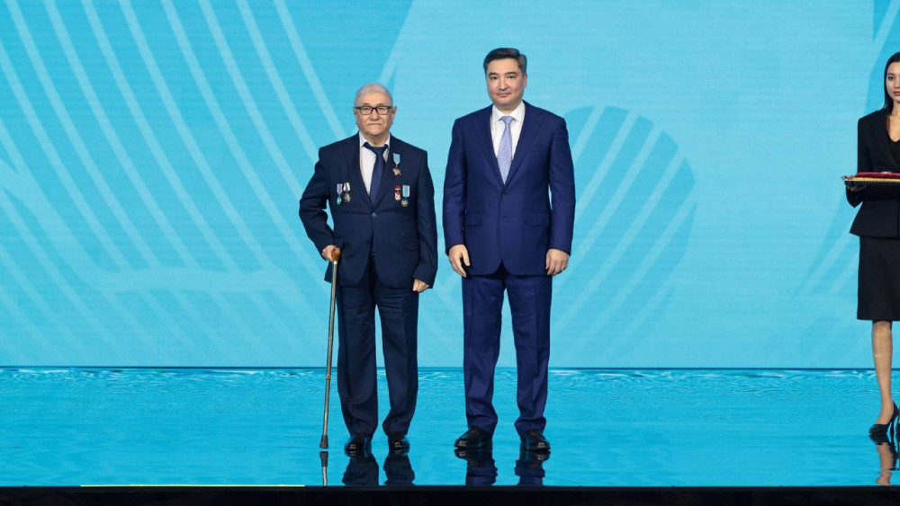 Еңбек күні: Олжас Бектенов Президент атынан жұмысшы мамандық өкілдерін марапаттады