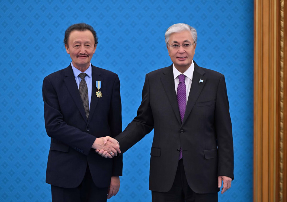 Құл қожайынға минет жасайды Порно лесбиянка байланған