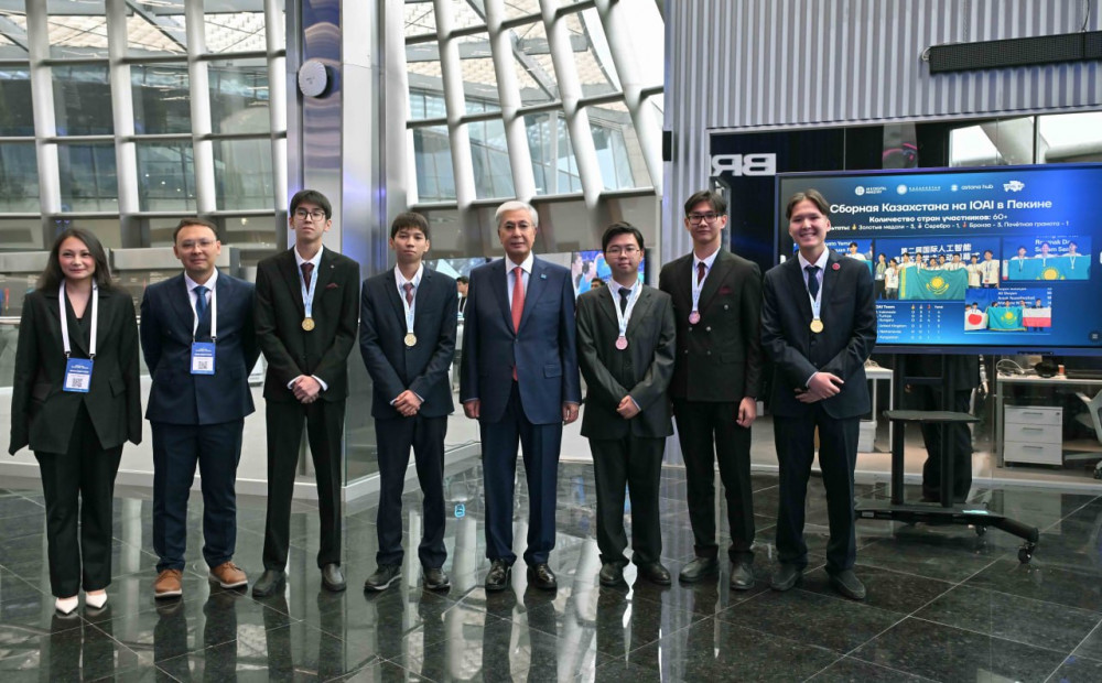 Тоқаев Бейжіңде ЖИ бойынша өткен халықаралық олимпиада жеңімпаздарымен әңгімелесті