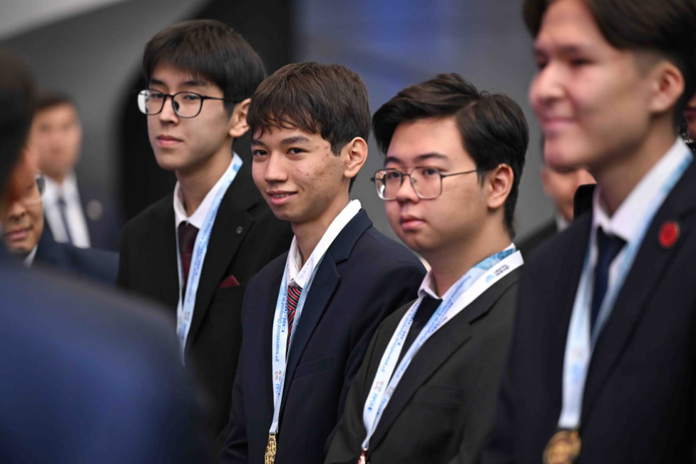 Тоқаев Бейжіңде ЖИ бойынша өткен халықаралық олимпиада жеңімпаздарымен әңгімелесті