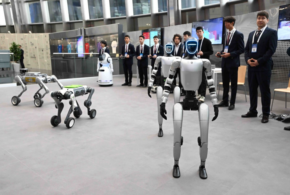 Тоқаев Бейжіңде ЖИ бойынша өткен халықаралық олимпиада жеңімпаздарымен әңгімелесті