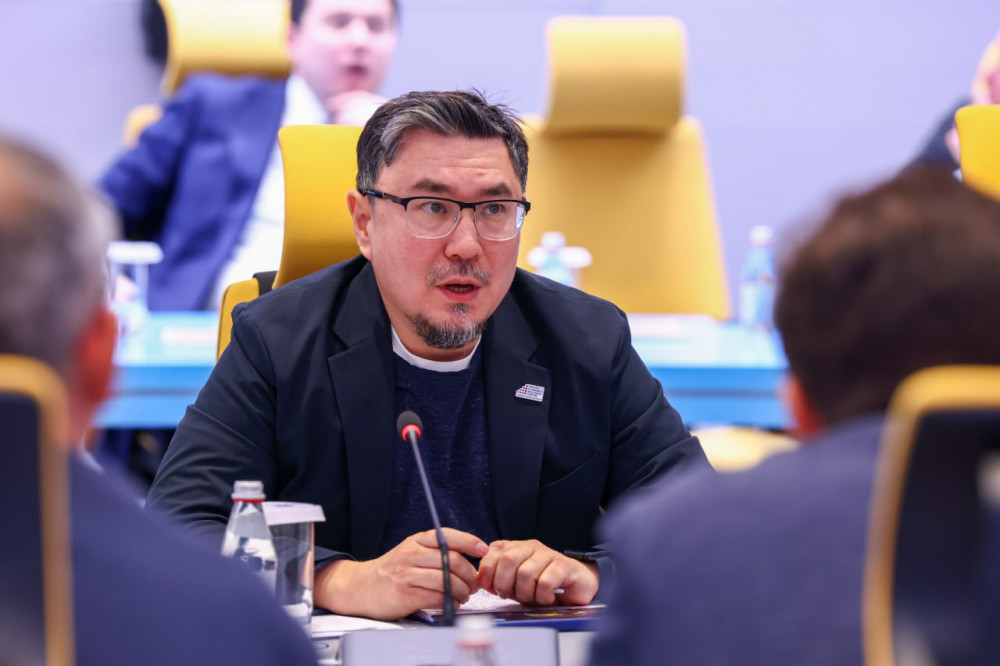 Олжас Бектенов сарапшылармен экономиканы дамыту мәселелерін талқылады