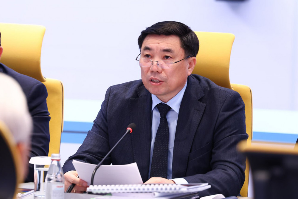 Олжас Бектенов сарапшылармен экономиканы дамыту мәселелерін талқылады