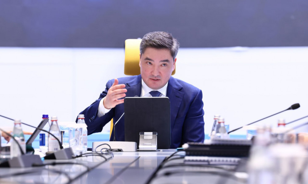 Олжас Бектенов сарапшылармен экономиканы дамыту мәселелерін талқылады