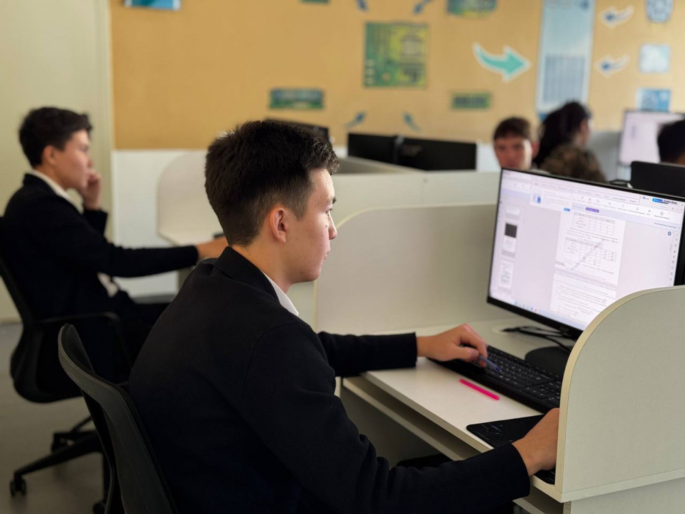 ЖИ мектепке қажет пе? Жас ұстаз тәжірибесін бөлісті