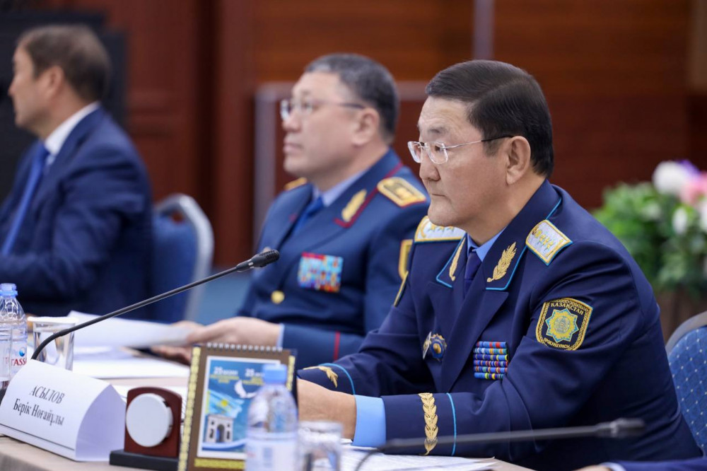 Лесбиянкалардың құсу порносы Жыныс мүшесін толығымен жұтып, аналық безді тілмен және қолмен сипау