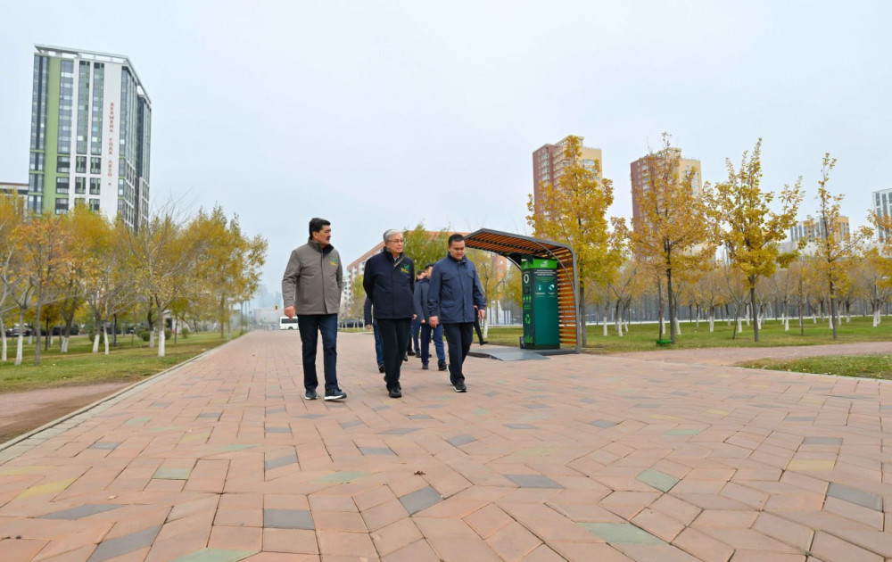 "Таза Қазақстан": Мемлекет басшысы жастармен бірге ағаш екті