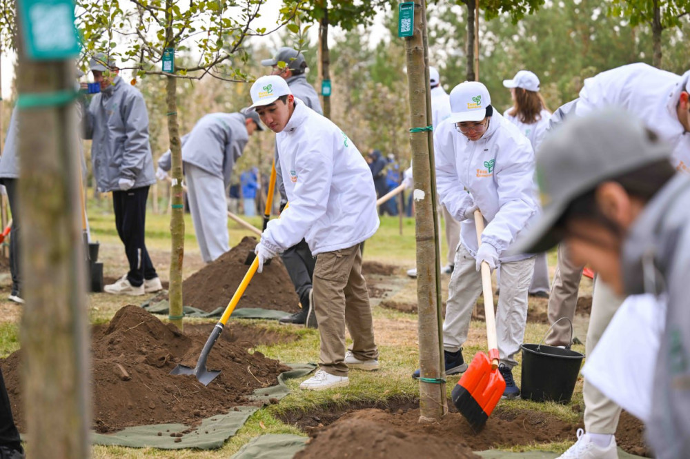 "Таза Қазақстан": Мемлекет басшысы жастармен бірге ағаш екті