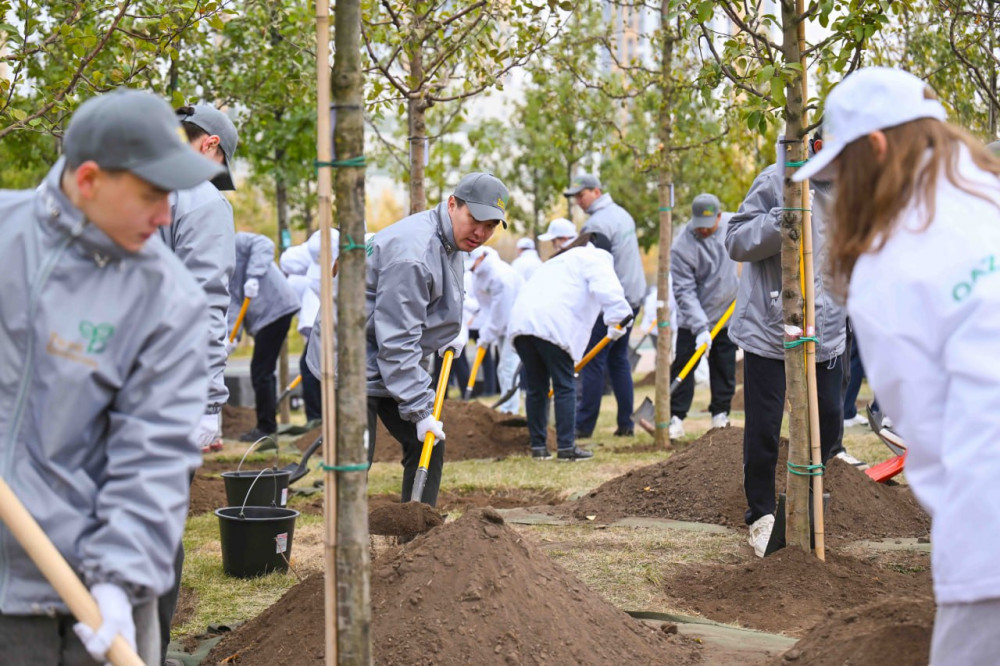 "Таза Қазақстан": Мемлекет басшысы жастармен бірге ағаш екті