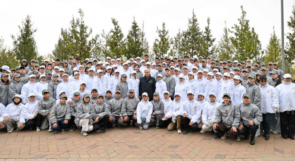 "Таза Қазақстан": Мемлекет басшысы жастармен бірге ағаш екті