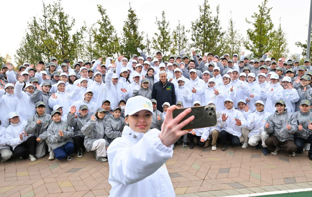 "Таза Қазақстан": Мемлекет басшысы жастармен бірге ағаш екті