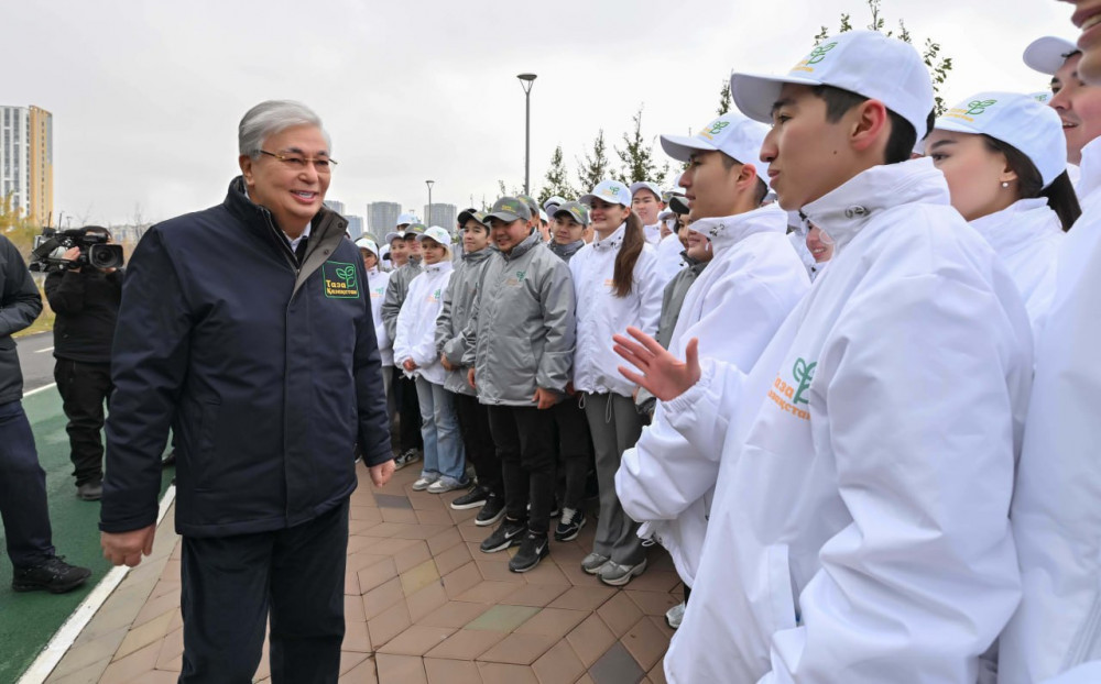 "Таза Қазақстан": Мемлекет басшысы жастармен бірге ағаш екті