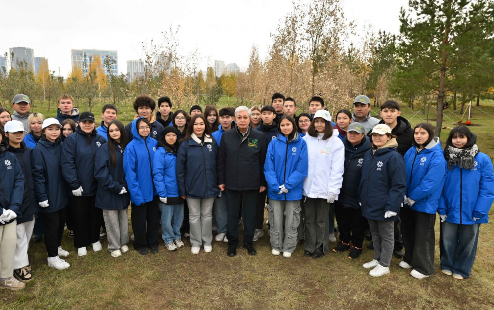 "Таза Қазақстан": Мемлекет басшысы жастармен бірге ағаш екті