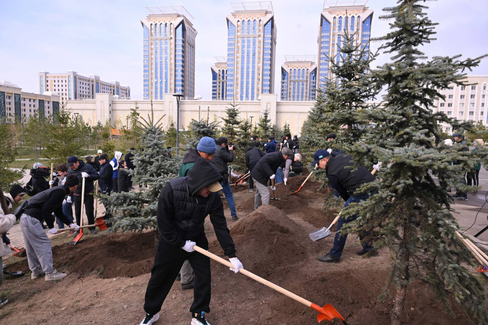 Мәжіліс депутаттары Астанада 140 түп ағаш отырғызды