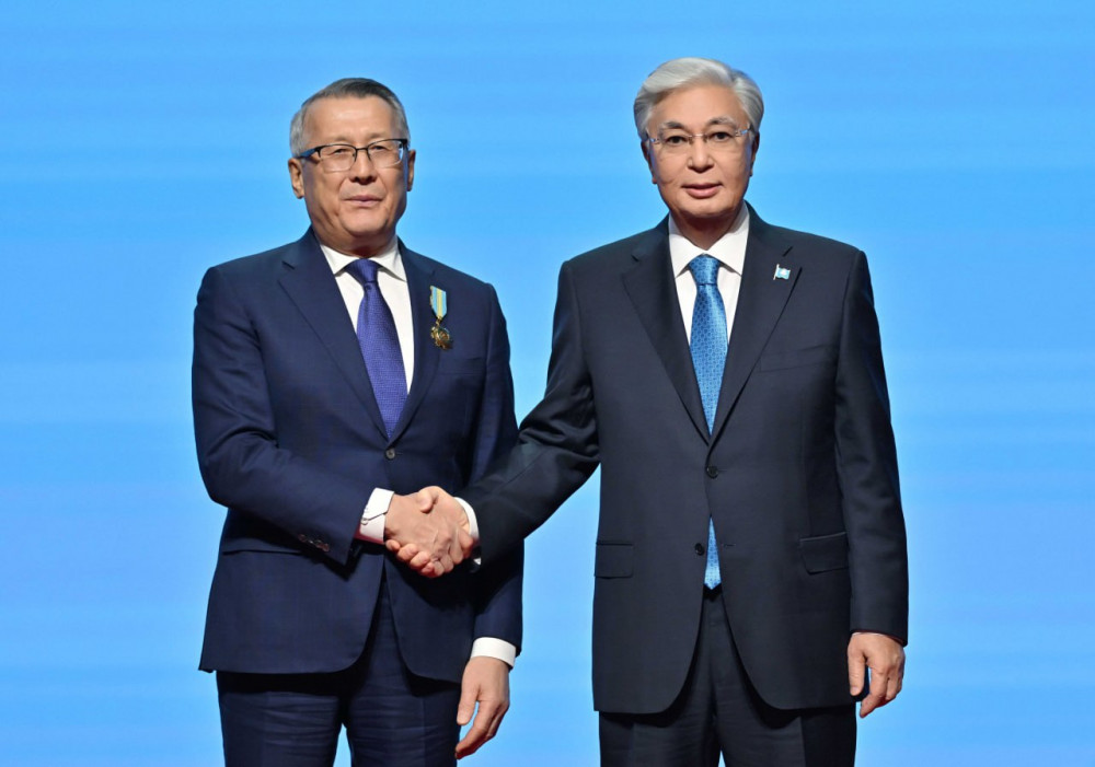 Қасым-Жомарт Тоқаев қоғам қайраткері Вагит Алекперовті І дәрежелі "Барыс" орденімен марапаттады