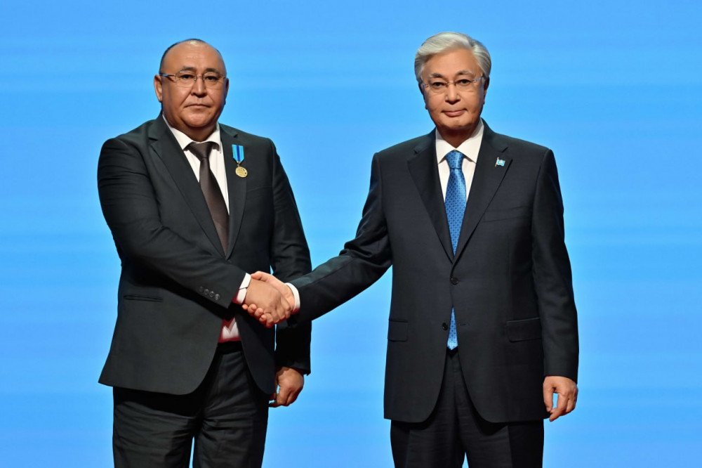 Қасым-Жомарт Тоқаев қоғам қайраткері Вагит Алекперовті І дәрежелі "Барыс" орденімен марапаттады