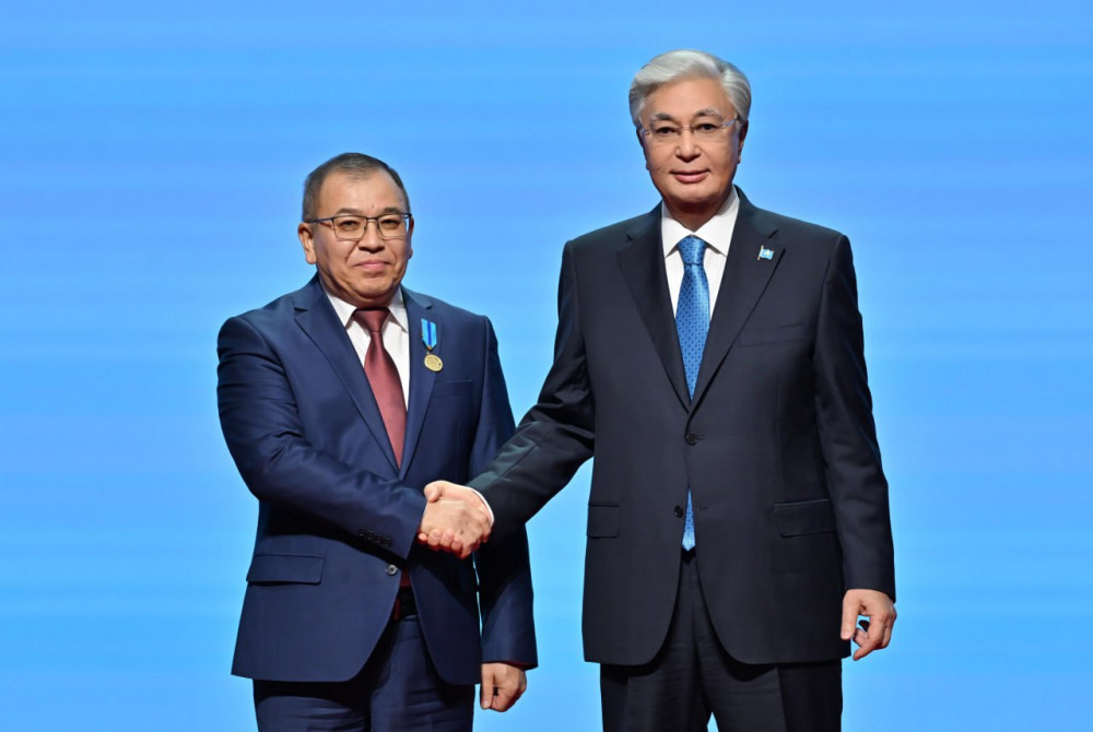 Қасым-Жомарт Тоқаев қоғам қайраткері Вагит Алекперовті І дәрежелі "Барыс" орденімен марапаттады