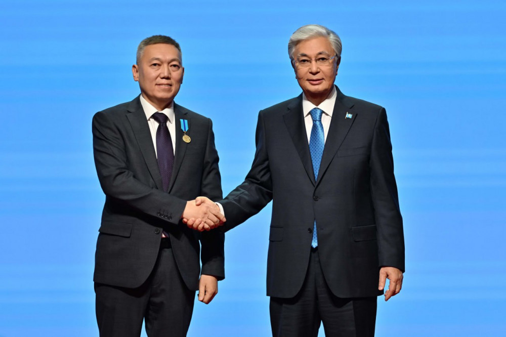 Қасым-Жомарт Тоқаев қоғам қайраткері Вагит Алекперовті І дәрежелі "Барыс" орденімен марапаттады