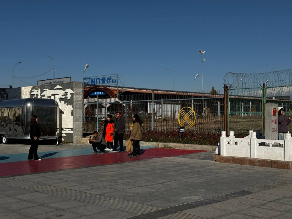 Киім, техника, көлік: Қорғастан не сатып алуға болады?