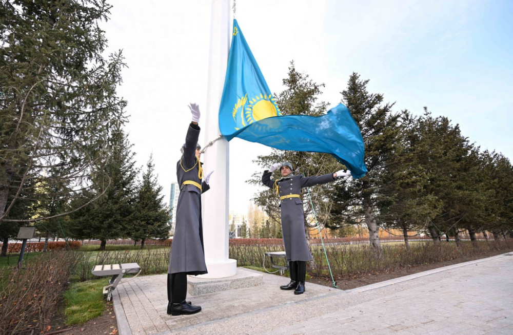 Президент Мемлекеттік ту көтеру рәсіміне қатысты