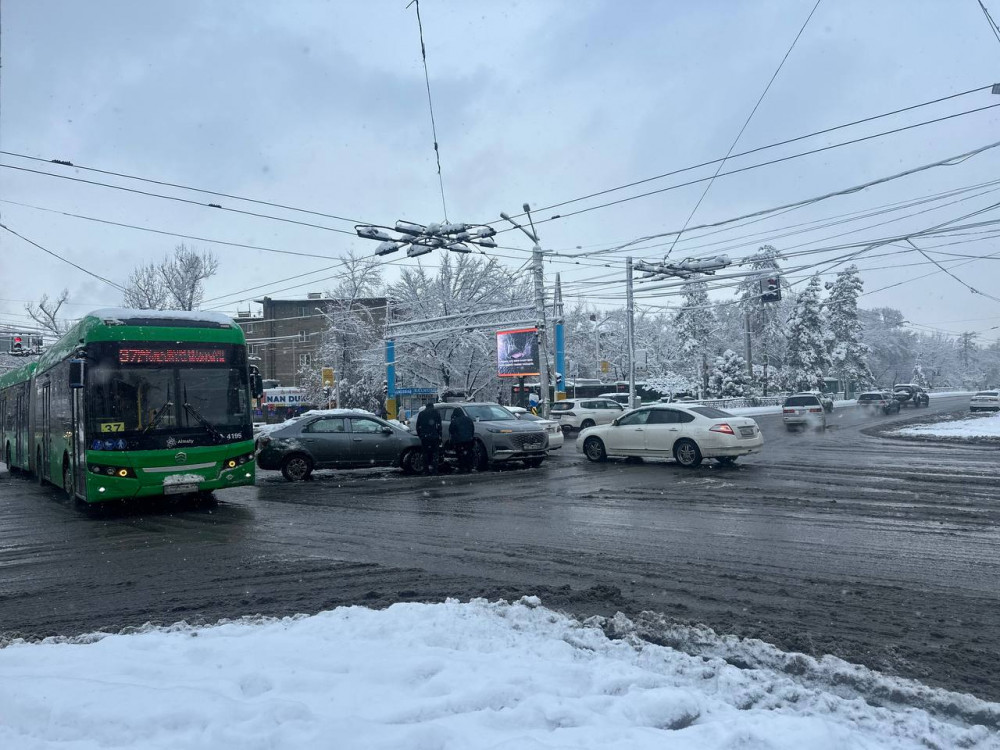 Алматыда қолайсыз ауа райынан 33 көлік апаты болды