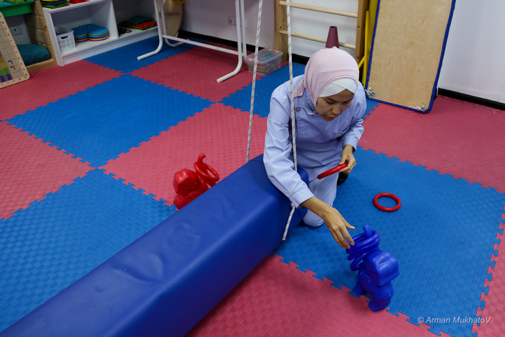 “Ешкім балам мүгедек болсын демейді”: Ерекше егіз баланы тәрбиелеп отырған қайсар ана