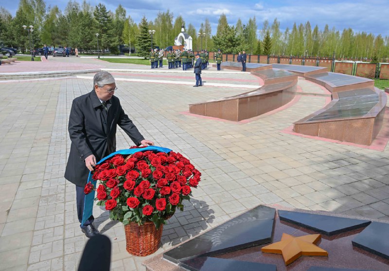 Мемлекет басшысы жауынгерлерге арналған мемориалдық кешенге гүл шоғын қойды