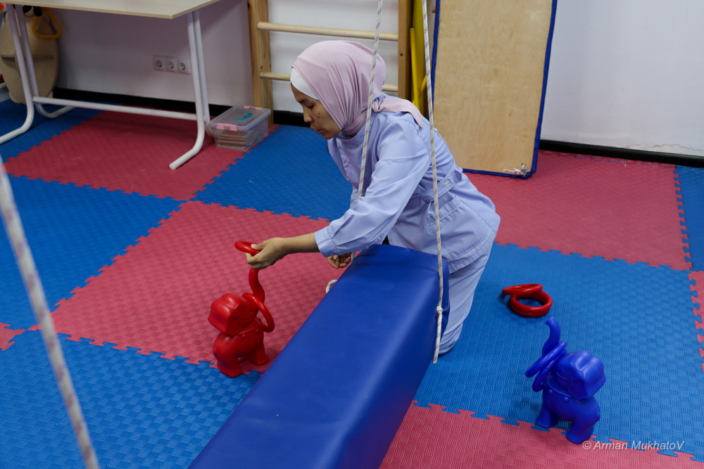 “Ешкім балам мүгедек болсын демейді”: Ерекше егіз баланы тәрбиелеп отырған қайсар ана