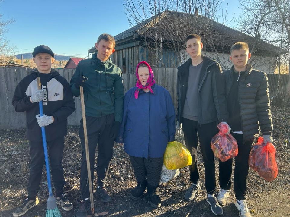 Ардагерлерге құрмет: ШҚО-да 300-ден астам волонтер игі істерге жұмылдырылды