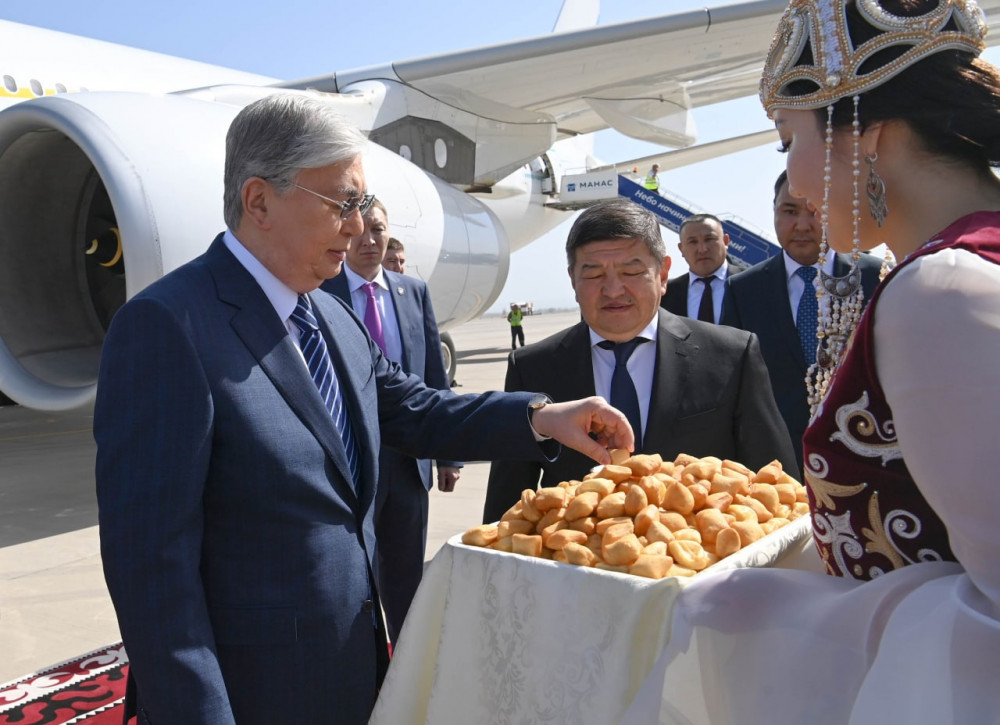 Мемлекет басшысы Қырғызстанға ресми сапармен барды