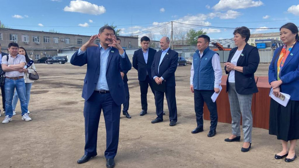Мәжіліс депутаттары «Астана-Тазалықтың» ұжымымен кездесті