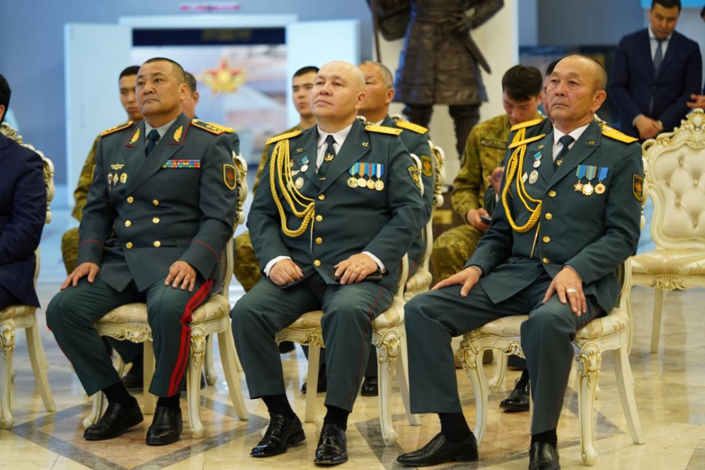 Министр әскери және технологиялық дайындық пәні мұғалімдерін марапаттады