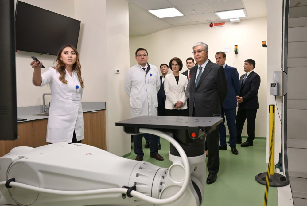 Мемлекет басшысы Ұлттық ғылыми онкология орталығының жаңа корпусын аралап көрді