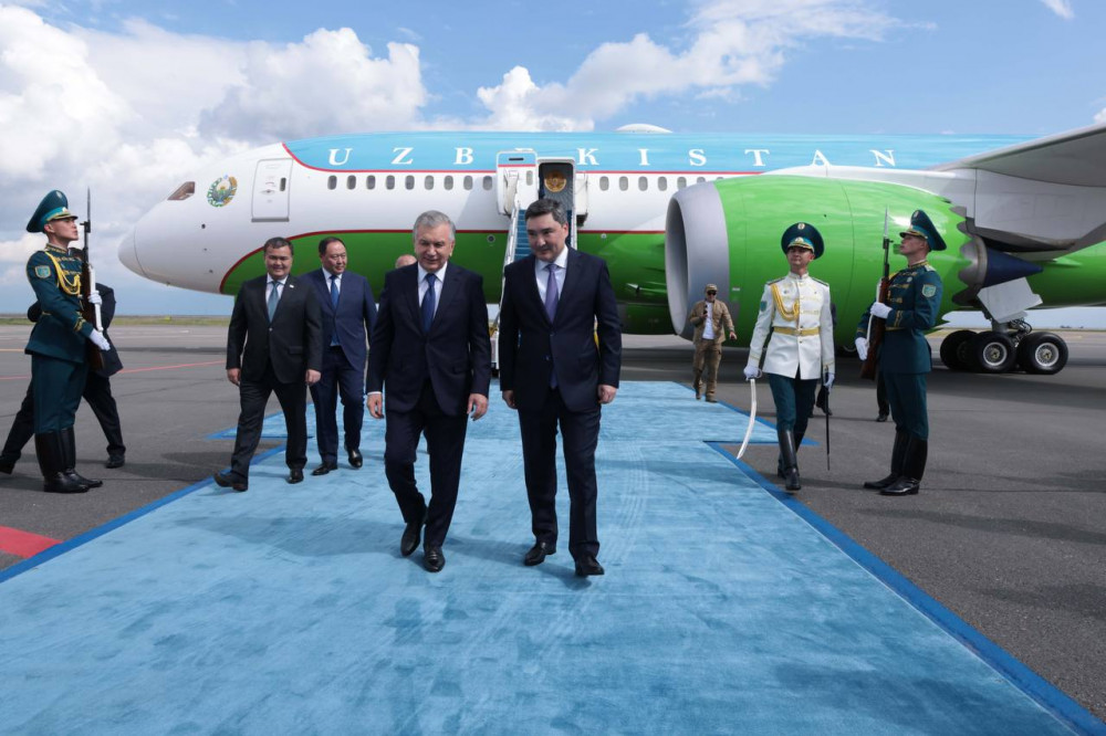 Шавкат Мирзиёев ШЫҰ саммитіне қатысу үшін Астанаға келді