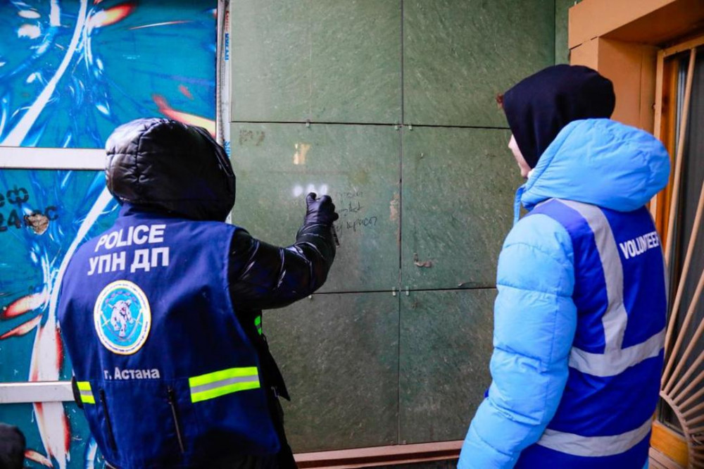 Астанада волонтерлер есірткі жарнамалайтын жазуларды өшірді