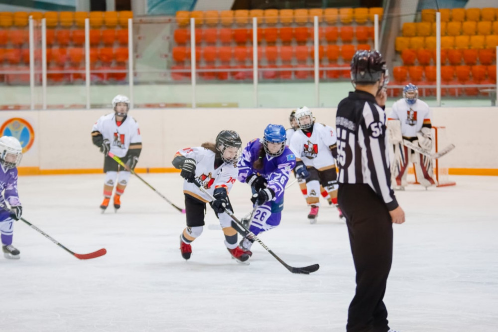 Астанада қыздар арасындағы шайбалы хоккейден ел чемпионаты өтті