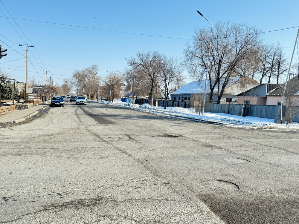 Жетісулықтар бүлінген жолды брусчаткамен жамап жүр