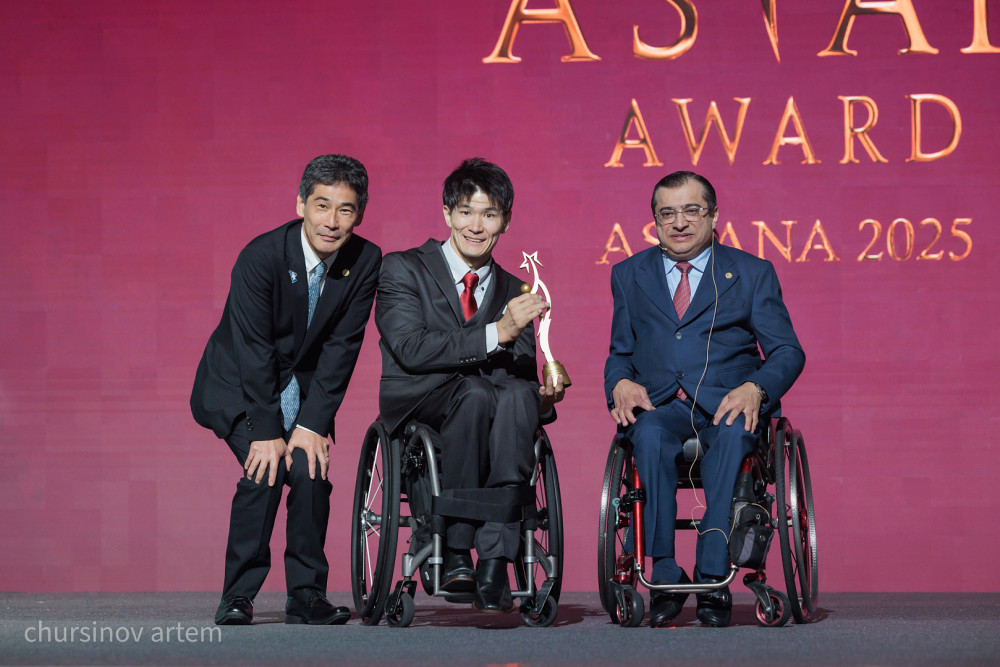 Asian Awards сыйлығы кімге бұйырды?