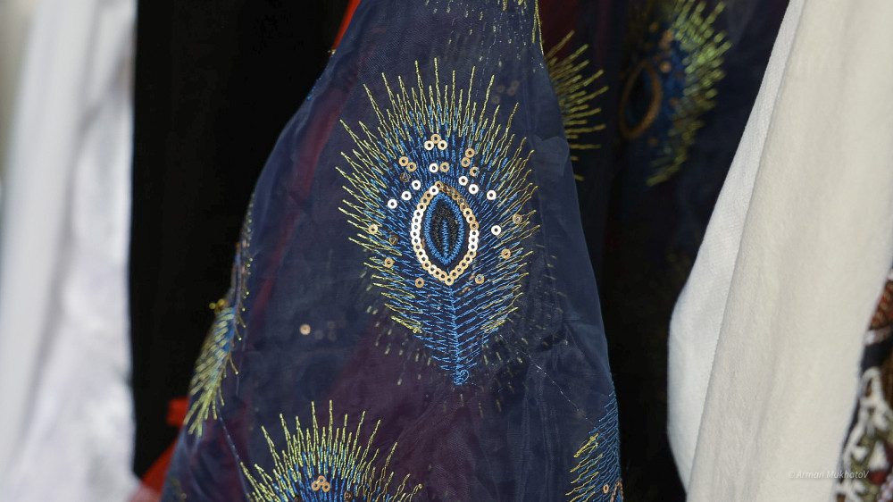 Шапандарында Елтаңба белгісі бар: Этнодизайнер заманауи ұлттық киім тігіп жүр