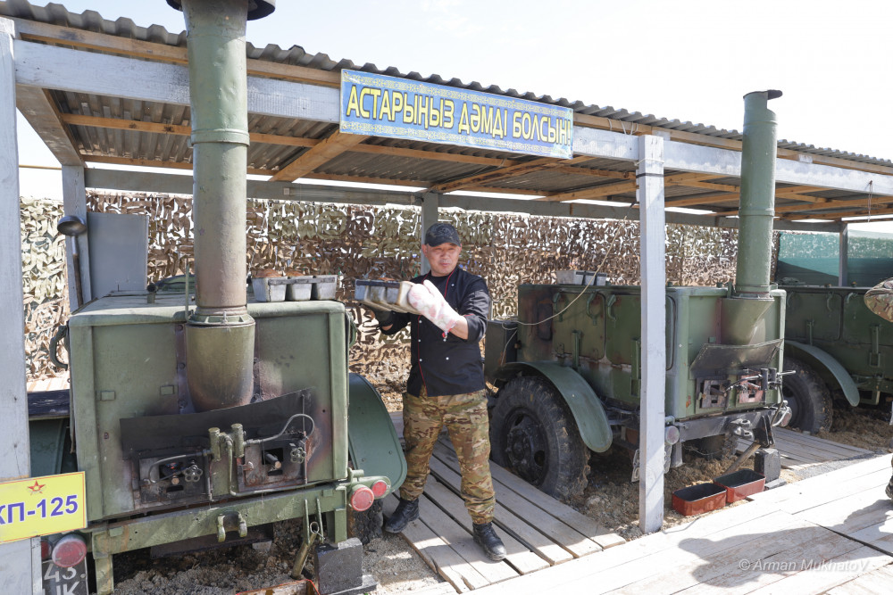 Монша, асхана және жаттығу: Шеруге келген әскерилерге қандай жағдай жасалған