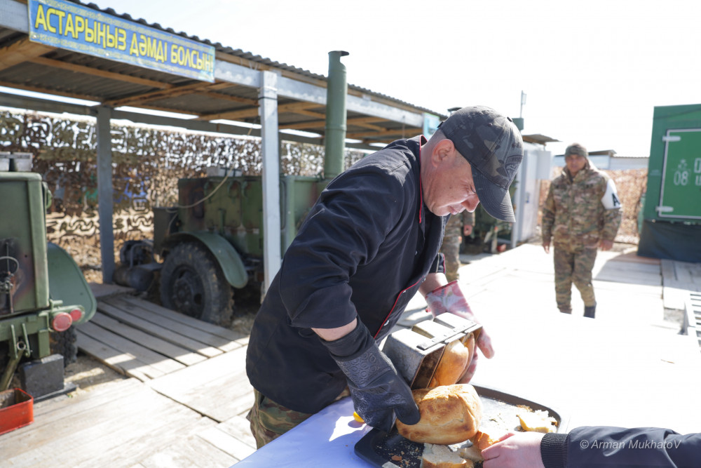 Монша, асхана және жаттығу: Шеруге келген әскерилерге қандай жағдай жасалған