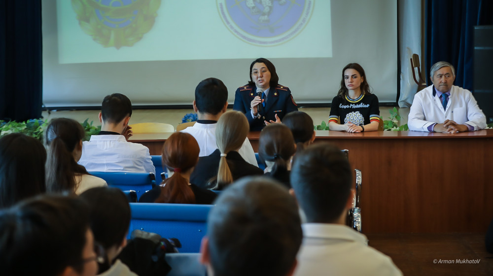 Ең кішкентай пациентім 6 жаста болды. Нарколог пен полицей оқушыларға есірткінің зиянын түсіндірді