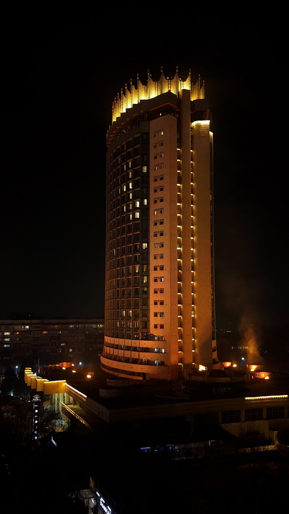 Алматыдағы Көктөбе телемұнарасы қызғылт сары түске көмкерілді