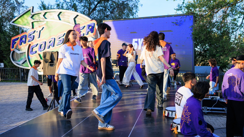 "Жаңа ритмге қосыл": Көктөбеде ауқымды перформанс өтті