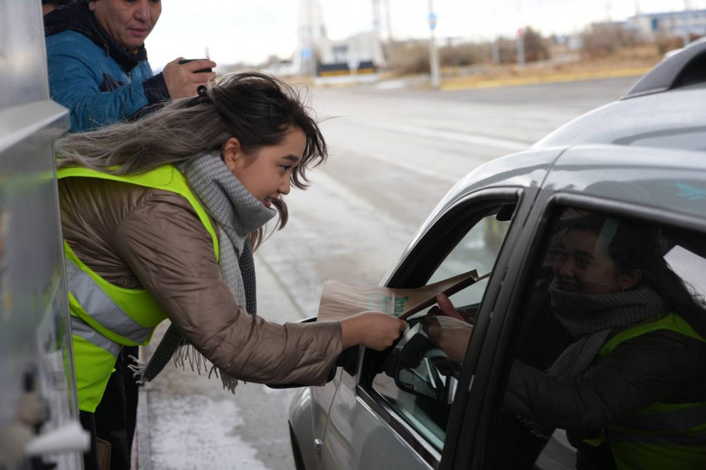 Еліміздегі автожолдарда жүргізушілерге экопакеттер таратылды